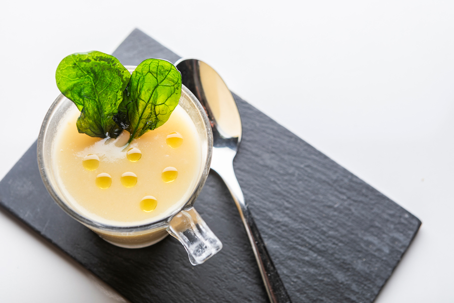 Crema de espárragos blancos con crujiente de espinacas