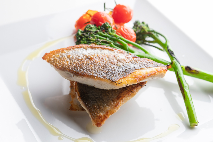 Pescado de Lonja a la plancha con bimi y tomatitos cherry asados