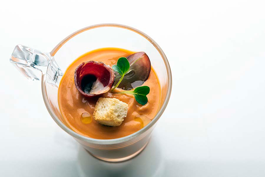 salmorejo-con-jamon-de-pato-y-uvas